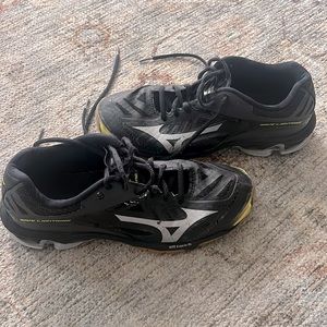 Mizuno girls volleyball shoes 8.5